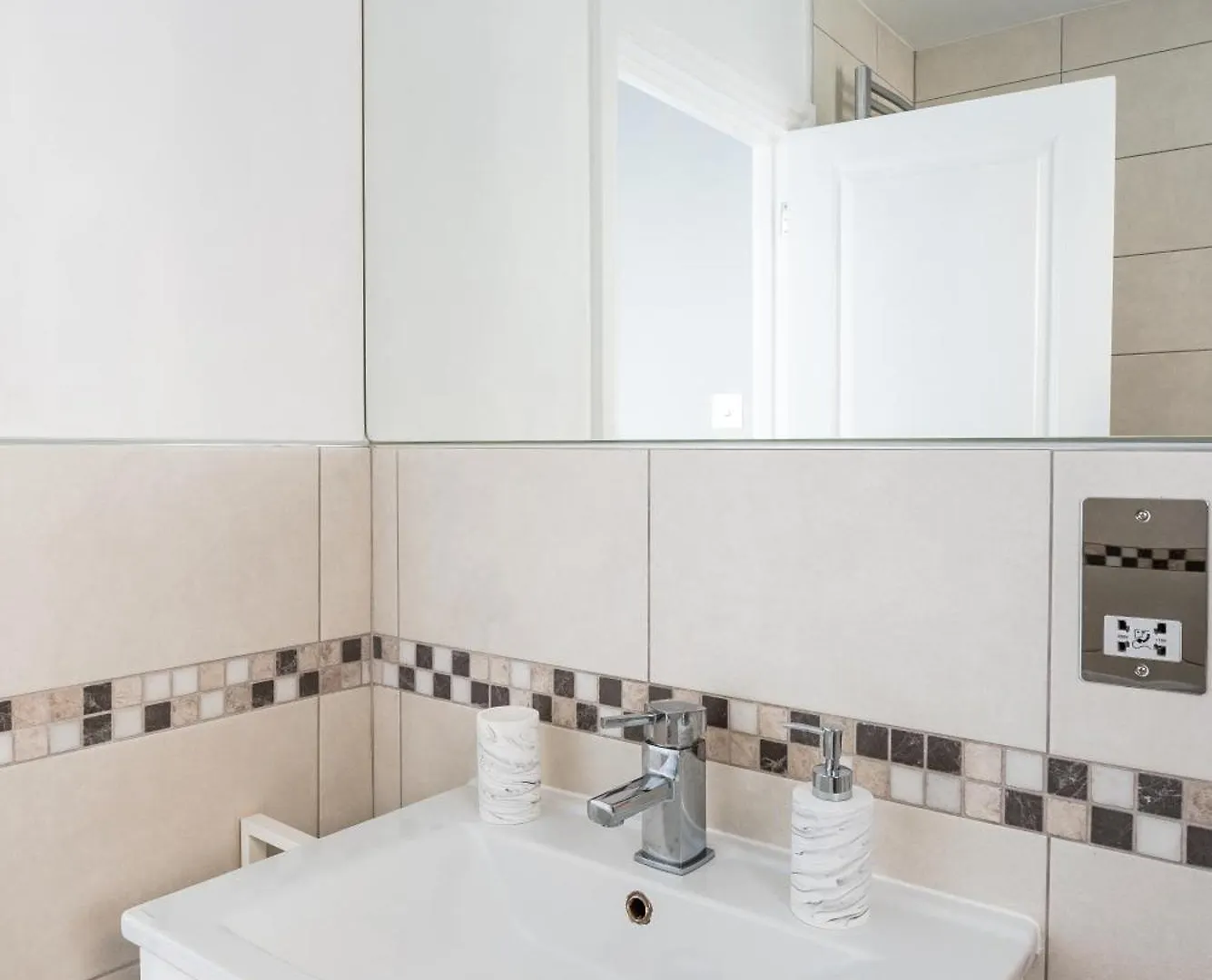 Prime Location Cardiff Pontcanna Modern 2 Bedroom Apartment With Privat Parking