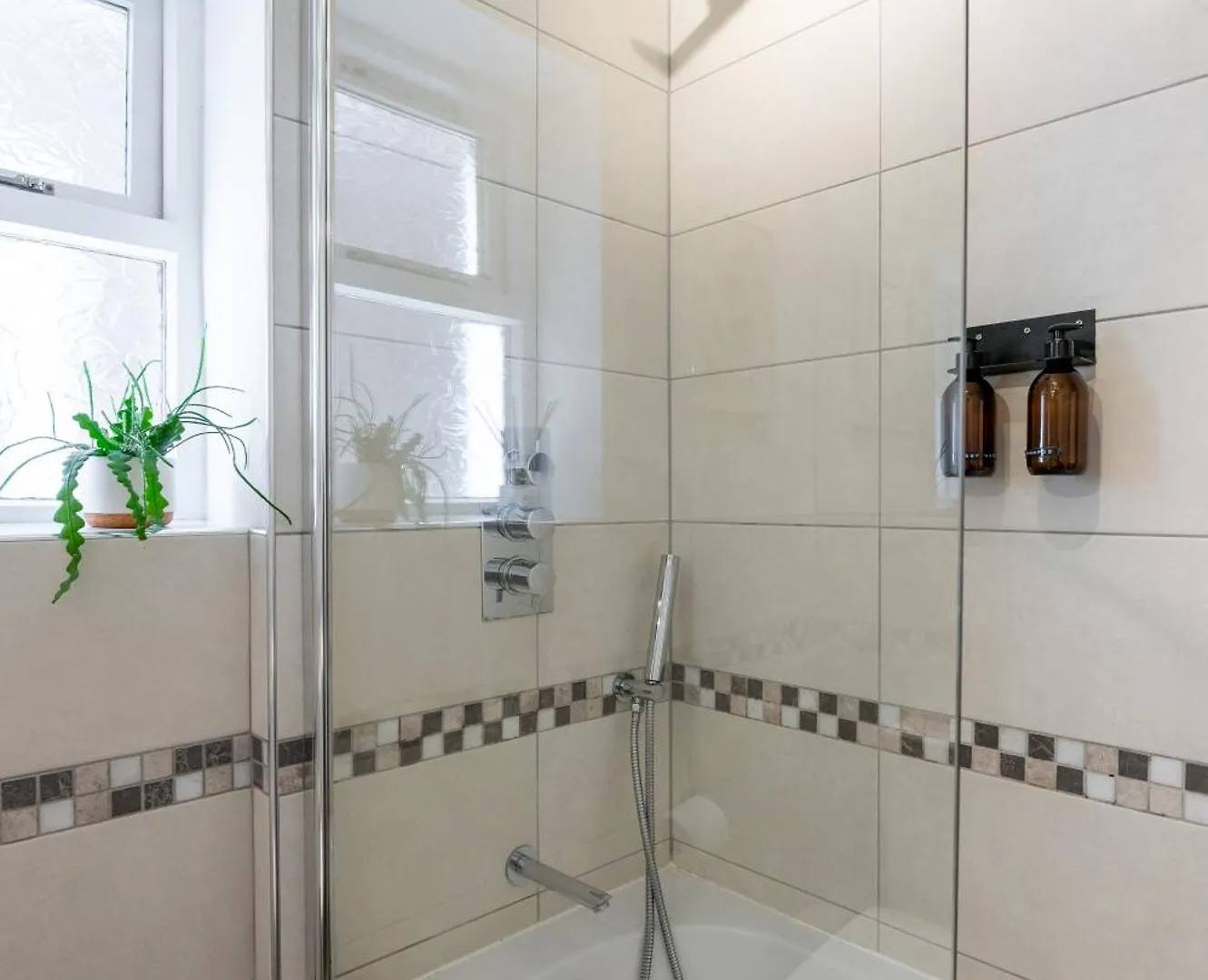 Prime Location Cardiff Pontcanna Modern 2 Bedroom Apartment With Privat Parking